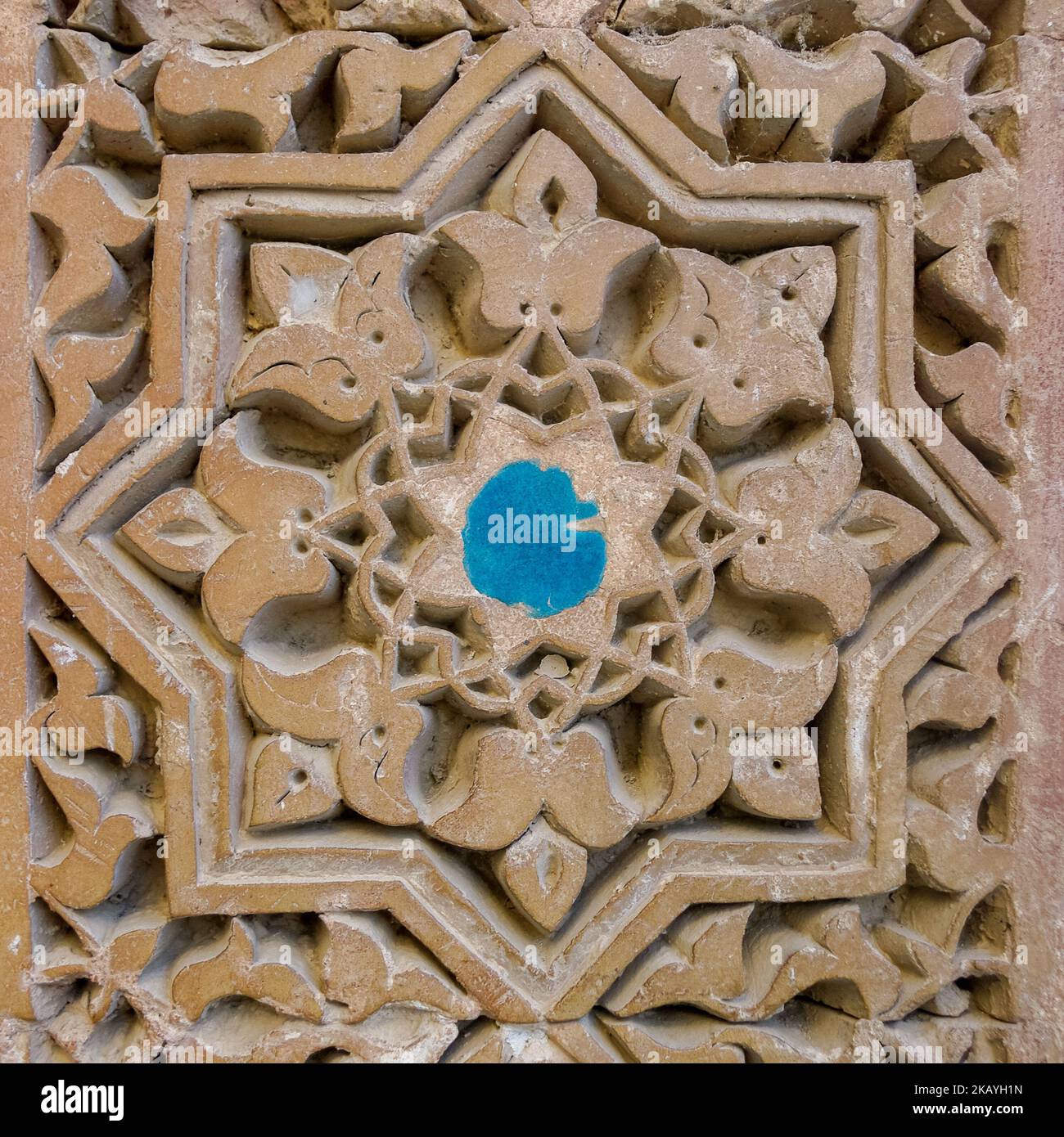 Antike Terrakotta-Schnitzerei mit islamischem floralem und geometrischem Design an der Wand des Mazar-i-Sharif-Schreines in der Nähe von Panjakent oder Penjikent, Sughd, Tadschikistan Stockfoto