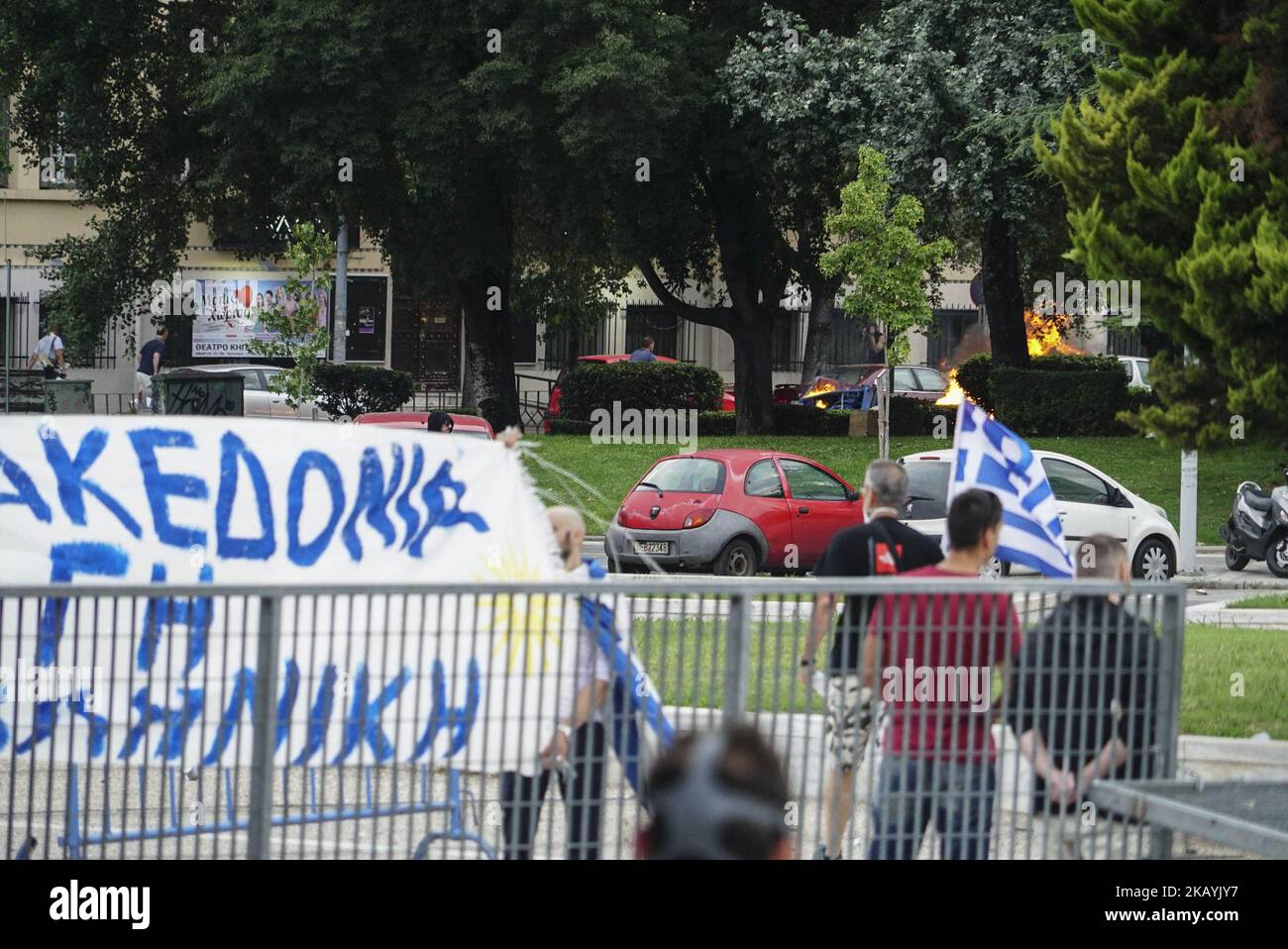 Etwa 1000 Demonstranten versammelten sich am 25. Juni 2018 vor dem zentralen Messeeingang in Thessaloniki, Griechenland, um gegen den kürzlich erfolgten Namensdeal mit Nordmakedonien zu protestieren, da sie den griechischen Begriff „Mazedonien“ im Namen des slawischen Herkunftslandes nicht akzeptieren. Der Protest fand statt, als es eine Rede der großen Partei der Regierungskoalition über die Vorteile des Namensdeals gab. (Foto von STR/NurPhoto) Stockfoto