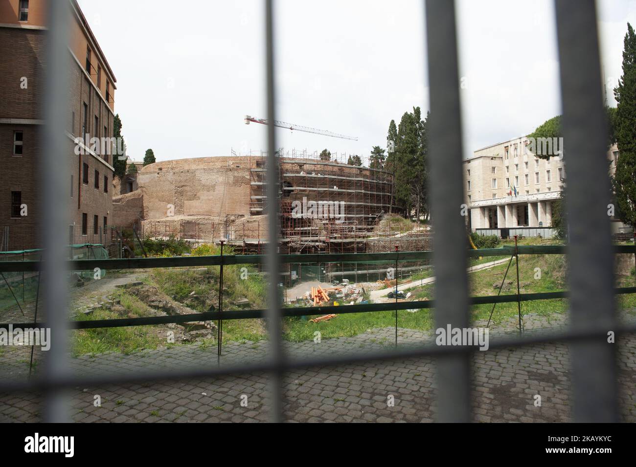 Mausoleum des Augustus, auch als Augusteo bekannt, ein beeindruckendes Grabdenkmal mit kreisförmigem Plan aus dem ersten Jahrhundert v. Chr. während der Restaurierungsarbeiten in Rom, Italien, am 27. Mai 2018. (Foto: Omar Bai/NurPhoto) Stockfoto