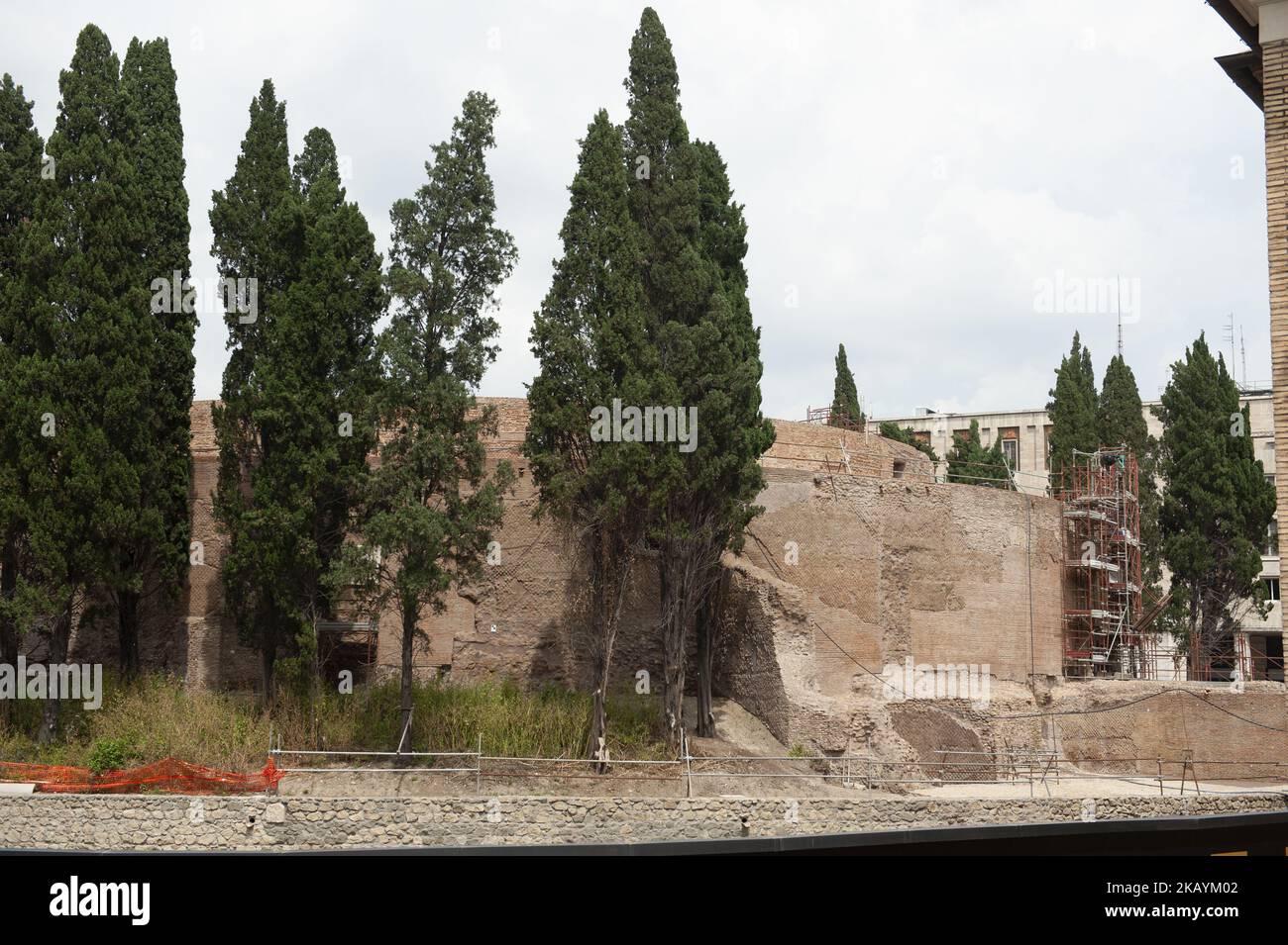 Mausoleum des Augustus, auch als Augusteo bekannt, ein beeindruckendes Grabdenkmal mit kreisförmigem Plan aus dem ersten Jahrhundert v. Chr. während der Restaurierungsarbeiten in Rom, Italien, am 27. Mai 2018. (Foto: Omar Bai/NurPhoto) Stockfoto