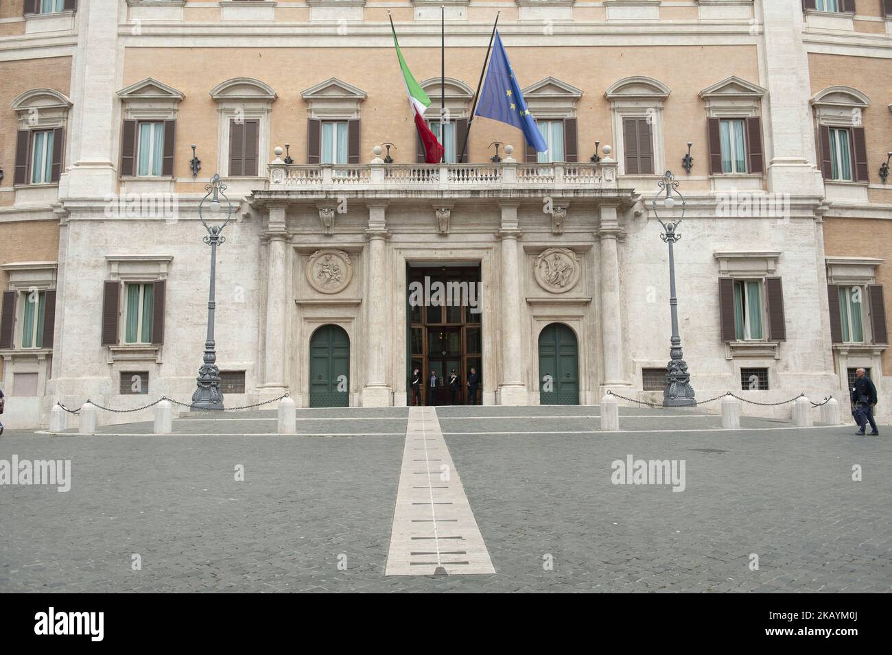 Palazzo Montecitorio (Palazzo Montecitorio) Sitz der Abgeordnetenkammer der Italienischen Republik und der gemeinsamen Sitzung des italienischen Parlaments (Abgeordnete und Senatoren); Es blickt auf die Piazza del Parlamento auf der einen Seite und auf die Piazza di Monte Citorio auf der anderen, historischen Gebäude in Rom, Italien, am 28. Mai 2018.(Foto: Omar Bai/NurPhoto) Stockfoto