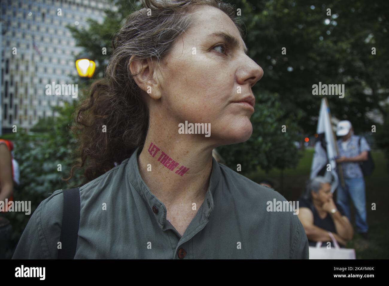 Demonstranten verwendeten temporäre Tattoos, um Slogans gegen die jüngste Entscheidung, das muslimische Verbot am 26. Juni 2018 in New York City, USA, aufrechtzuerhalten, zu zeigen. (Foto von Shay Horse/NurPhoto) Stockfoto