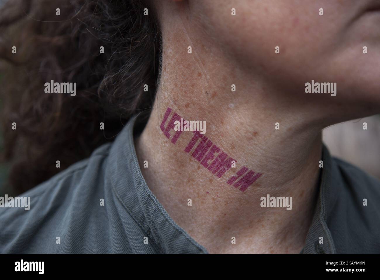 Demonstranten verwendeten temporäre Tattoos, um Slogans gegen die jüngste Entscheidung, das muslimische Verbot am 26. Juni 2018 in New York City, USA, aufrechtzuerhalten, zu zeigen. (Foto von Shay Horse/NurPhoto) Stockfoto