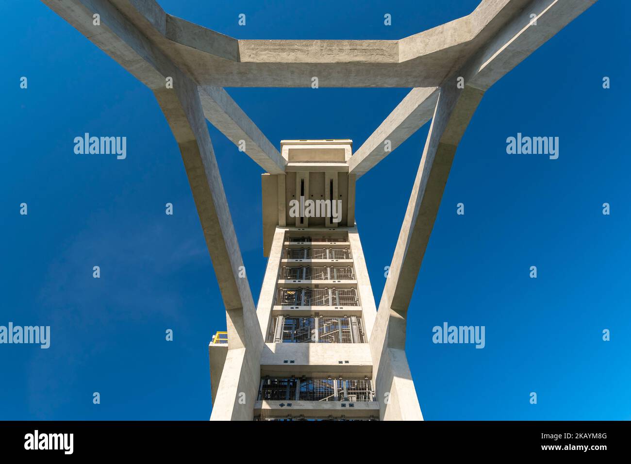 Grubenschachtturm 'Prezydent' im ehemaligen Kohlebergwerk 'Königsgrube' ('Król') in Chorzów, Schlesien, Polen. Detail der Konstruktion. Hoch, Beton, Indus Stockfoto