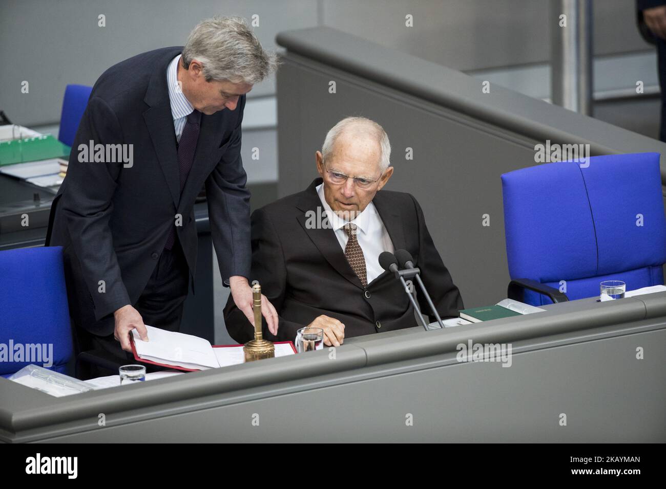 Bundestagspräsident Wolfgang Schaeuble (R) trifft am 28. Juni 2018 zur Plenarsitzung des Deutschen Bundestages 42. in Berlin ein. (Foto von Emmanuele Contini/NurPhoto) Stockfoto