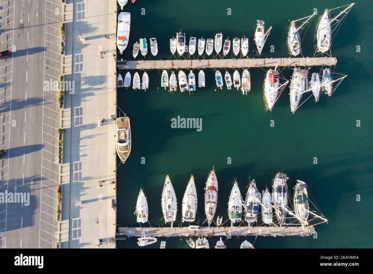 Luftaufnahmen der Strandstadt Rethymno auf der Insel Creta in Griechenland. Rethymno ist eine kleine historische Strandstadt an der Nordküste Kretas, die an der Ägäis liegt. Die Stadt hat eine Bevölkerung, die 40,000 Menschen berührt. Es ist ein touristisches Ziel mit einer historischen venezianischen Stadt, archäologischen Stätten, endlosen Sandstränden, schönen traditionellen Tavernen und einer großen Auswahl an Hotels. (Foto von Nicolas Economou/NurPhoto) Stockfoto