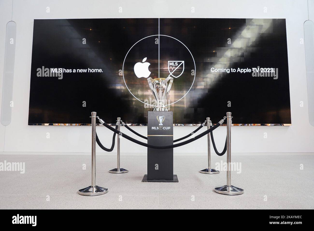 Los Angeles, Kalifornien, USA. 2.. November 2022. Der MLS Cup bei einem Besuch im Apple Store in Los Angeles, um für den neuen Broadcast-Deal von Apple TV zu werben. (Bild: © Alex Cave/ZUMA Press Wire) Stockfoto