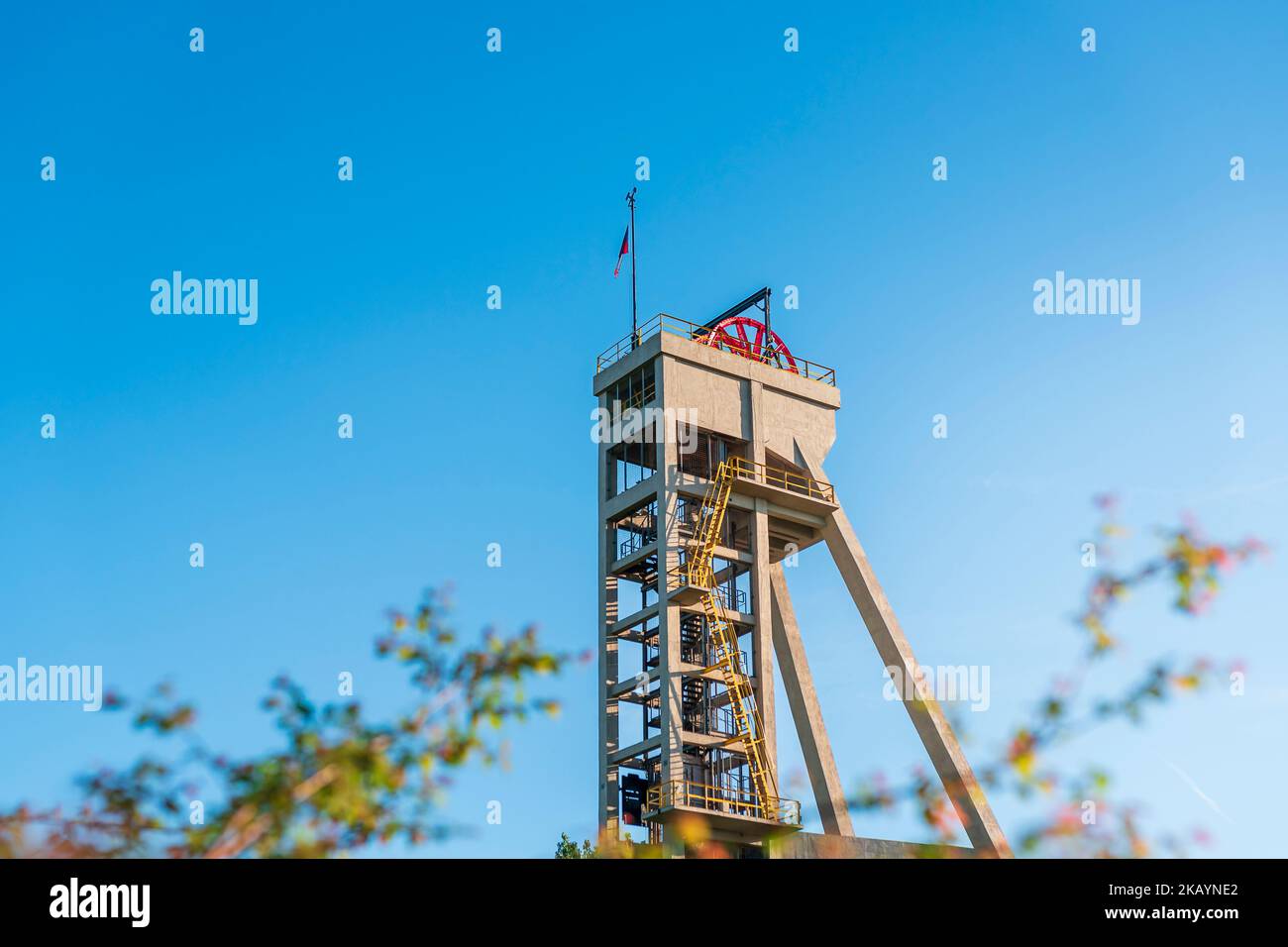 Grubenschachtturm 'Prezydent' im ehemaligen Kohlebergwerk 'Königsgrube' ('Król') in Chorzów, Schlesien, Polen. Hohe, Beton-, Industriekonstruktion gebaut Stockfoto