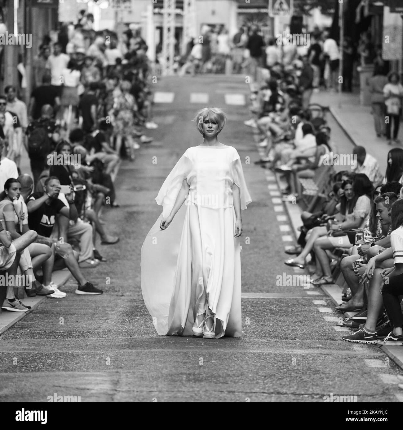 Ein Modelmodell mit Design von Maison Mesa, Kollektion Frühjahr Sommer 2019, auf der Fashion Week Madrid im Stadtteil Latina von Madrid, Spanien, am 29. Juni 2018. (Foto von Oscar Gonzalez/NurPhoto) Stockfoto