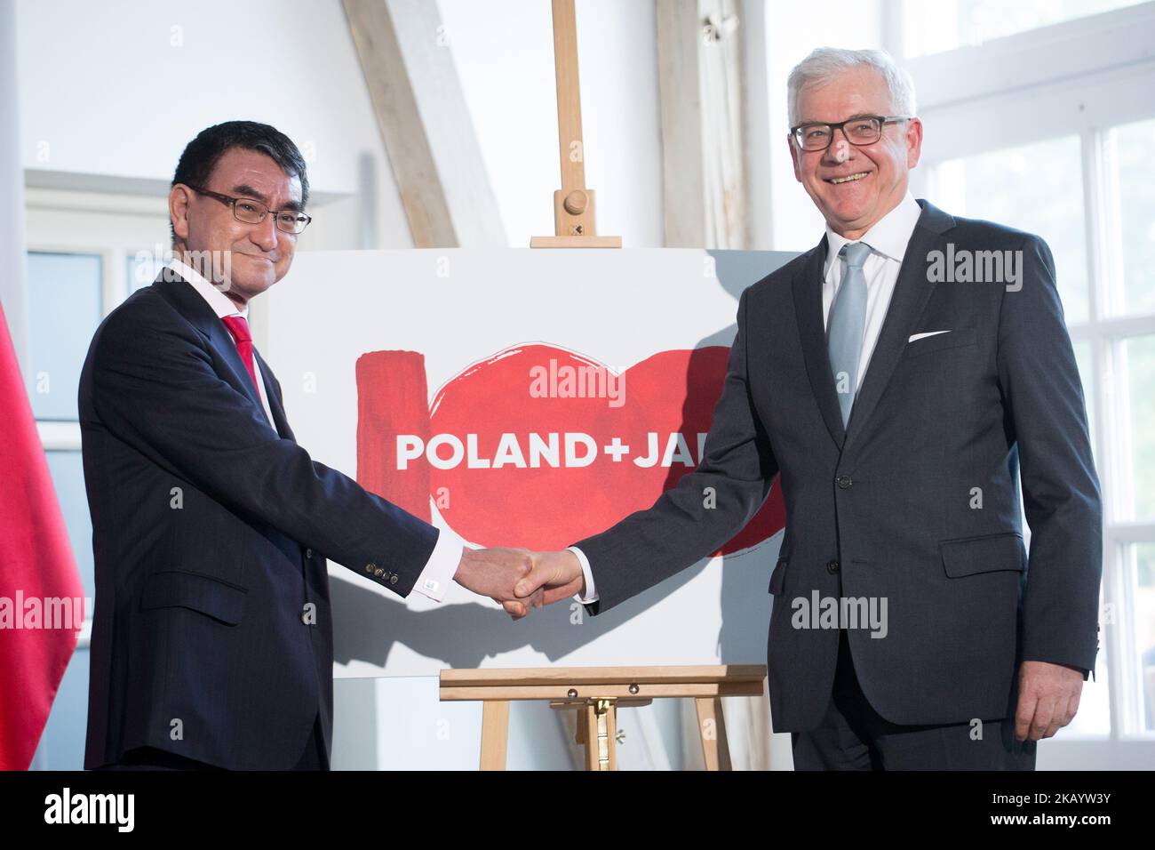 Der japanische Außenminister Taro Kono und der polnische Außenminister Jacek Czaputowicz präsentieren am 6. Juli 2018 im Europakolleg in Warschau, Polen, das Logo des 100.. Jahrestages der Aufnahme diplomatischer Beziehungen zwischen Japan und Polen. Kono besucht Polen, um bilaterale Anliegen im Rahmen der Botschafterkonferenz in Natolin zu erörtern. (Foto von Mateusz Wlodarczyk/NurPhoto) Stockfoto