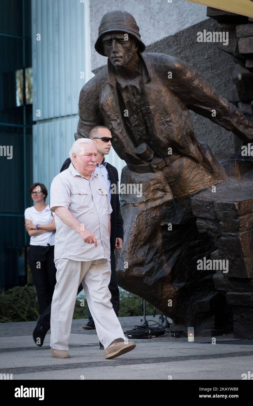 Der ehemalige polnische Präsident und Friedensnobelpreisträger Lech Walesa spricht am 4. Juli 2018 vor einer Menge von rechten Regierungsgegnern während des Protestes vor dem Sad Najwyzszzy (Oberster Gerichtshof Polens) in Warschau, Polen. Polens internationale Isolation und politische Unsicherheit im eigenen Land haben sich verschärft, als eine Säuberung der Richter des Obersten Gerichtshofs in Kraft trat, wobei sich das oberste Gericht trotzig weigert, zurückzutreten. Die erste Präsidentin Malgorzata Gersdorf kam wie gewohnt zum Gericht in Warschau und schwor, ihre verfassungsrechtlich vorgeschriebene Amtszeit, die bis 2020 andauert, fortzusetzen. (Foto von Mat Stockfoto