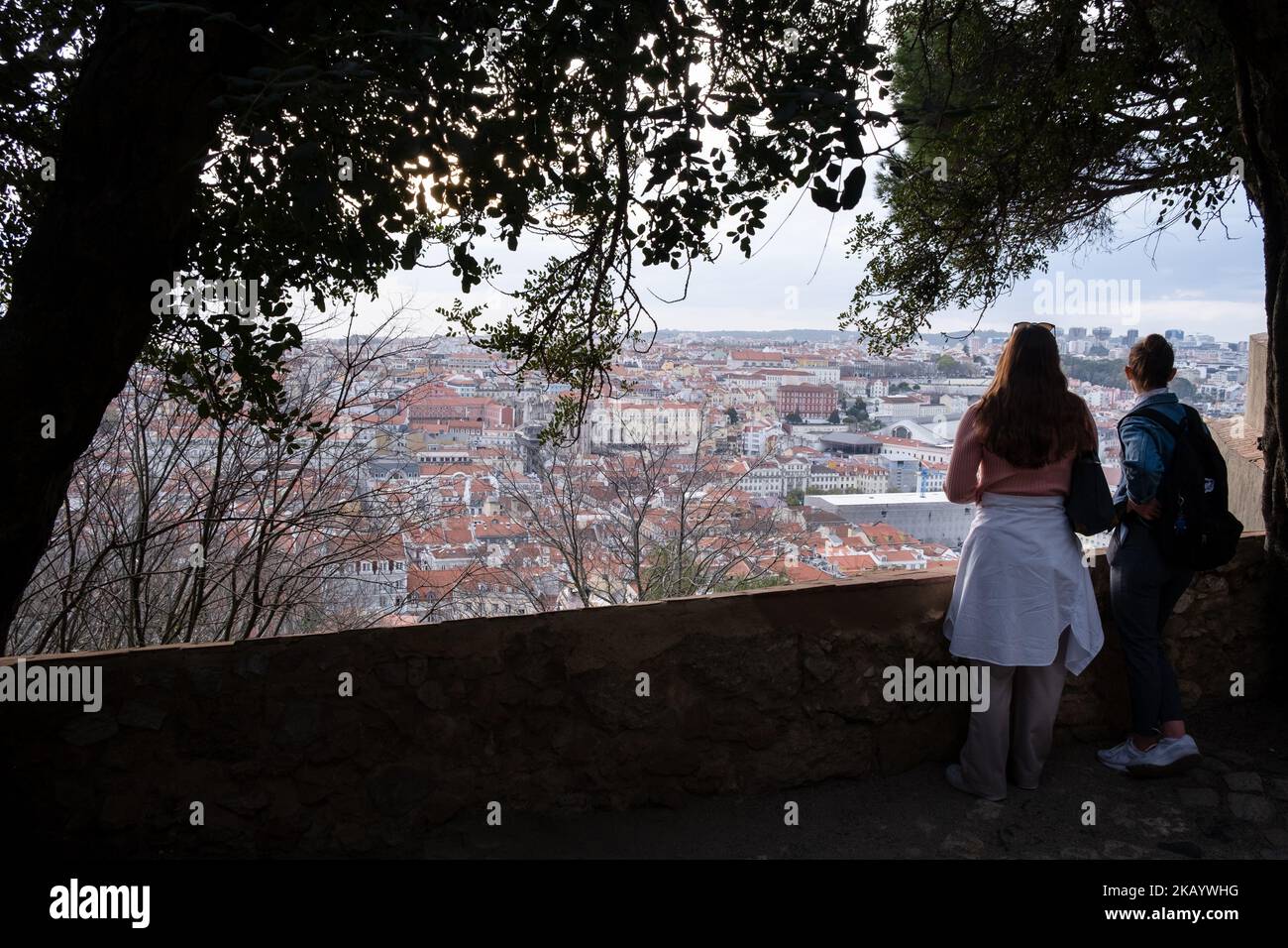 BLICK AUF DIE STADT, BURG LISSABON, MAUERN: Touristen im Castelo de S. Jorge (Schloss) blicken über die Stadt in Lissabon, Portugal. Foto: Rob Watkins Stockfoto