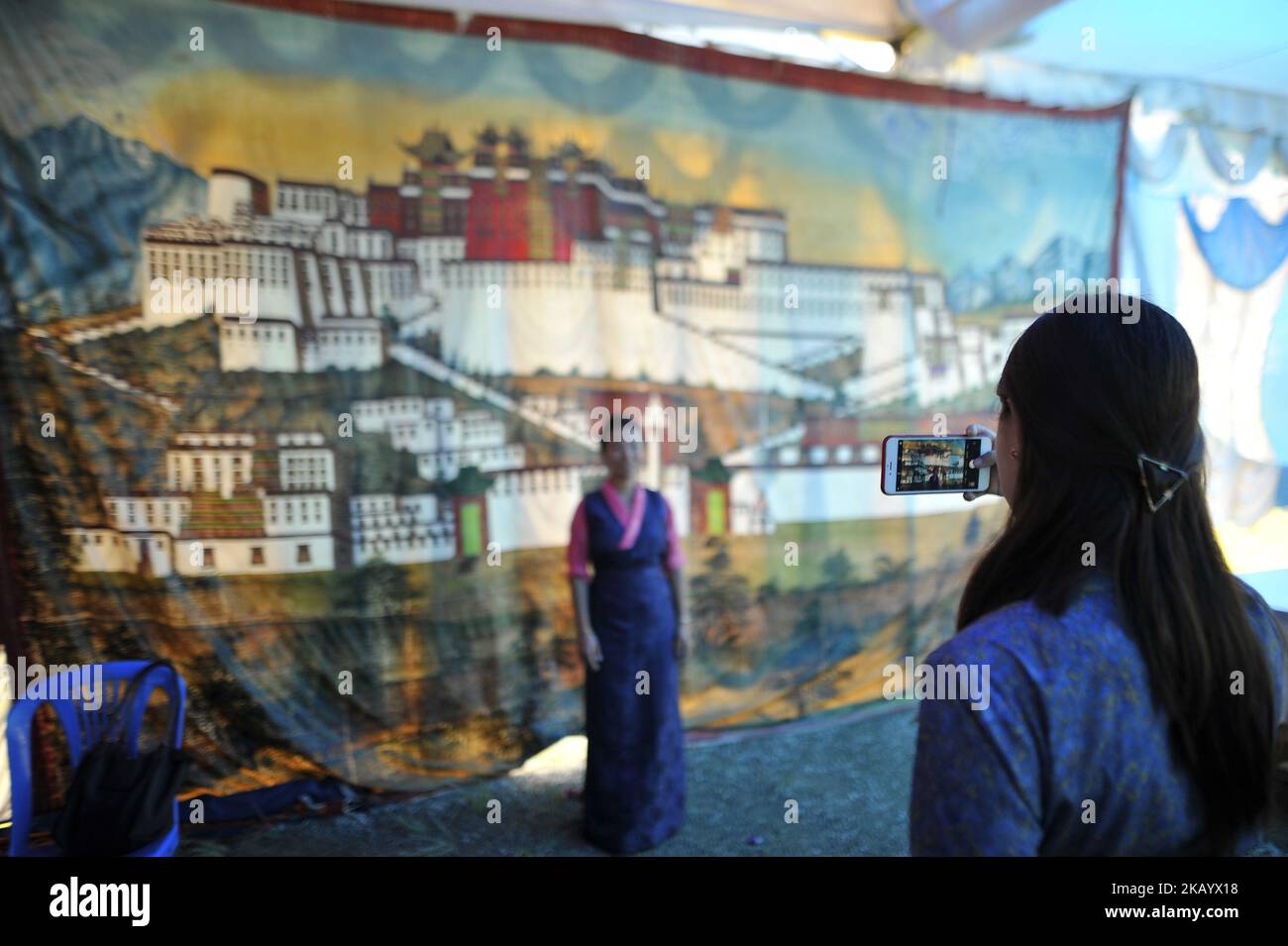 Tibetische Menschen, die am 83. Freitag, den 06. Juli 2018, Fotos vom plakat des potala-Palastes während der Geburtstagsfeier des Exil-Geistlichen Dalai Lama in Lalitpur, Nepal, machen. (Foto von Narayan Maharjan/NurPhoto) Stockfoto