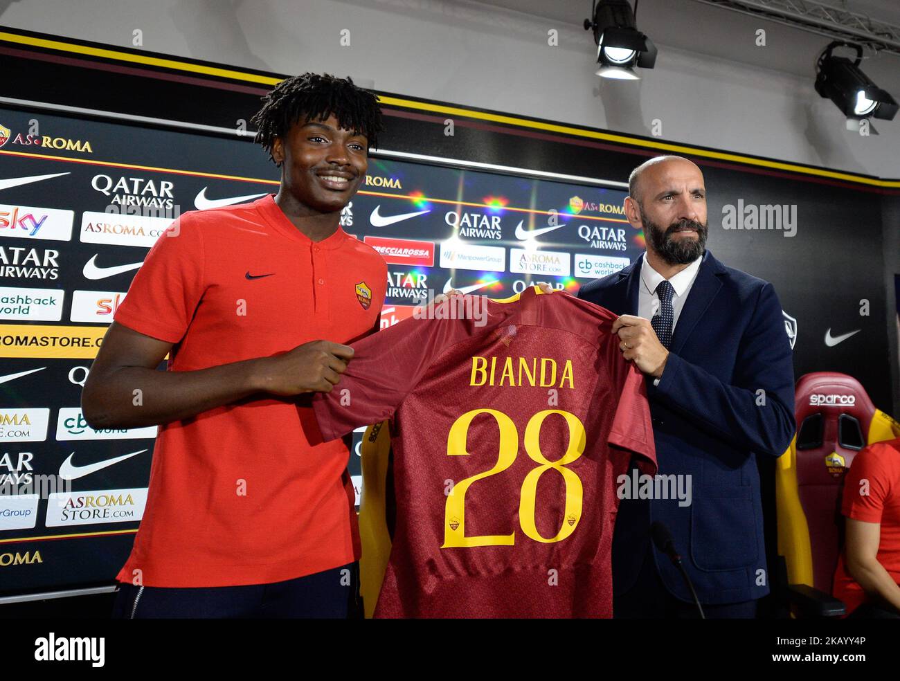 Neuzugang William Bianda und Sport Director Ramon Rodriguez Verdejo Monchi posieren für Fotografen mit AS Roma Shirt während der Pressekonferenz im AS Roma Training Center am 07. Juli 2018 in Rom, Italien. (Foto von Silvia Lore/NurPhoto) Stockfoto