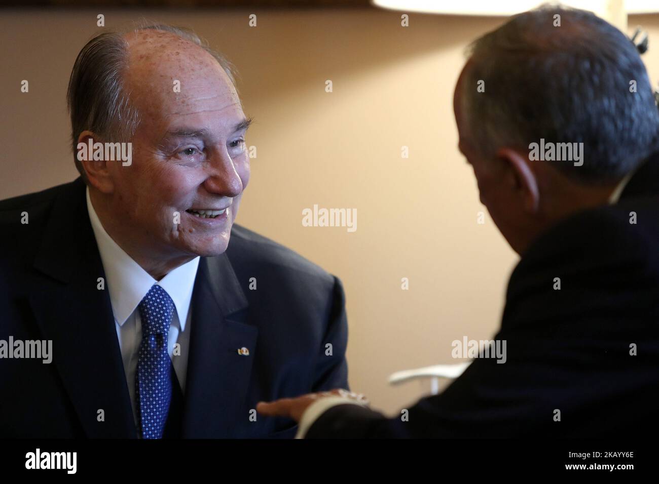 Portugals Präsident Marcelo Rebelo de Sousa (R) chattet mit Prinz Karim Aga Khan IV. Während eines offiziellen Besuches im Belem-Palast in Lissabon, Portugal, am 9. Juli 2018. Prinz Karim Aga Khan IV. Wird bis zum 12. Juli in Lissabon sein, um die Feierlichkeiten zum diamantenen Jubiläum seiner Führung als Imam der schiitischen Nizari-Ismaili-Muslimischen Gemeinschaft zu beenden. ( Foto von Pedro FiÃºza/NurPhoto) Stockfoto