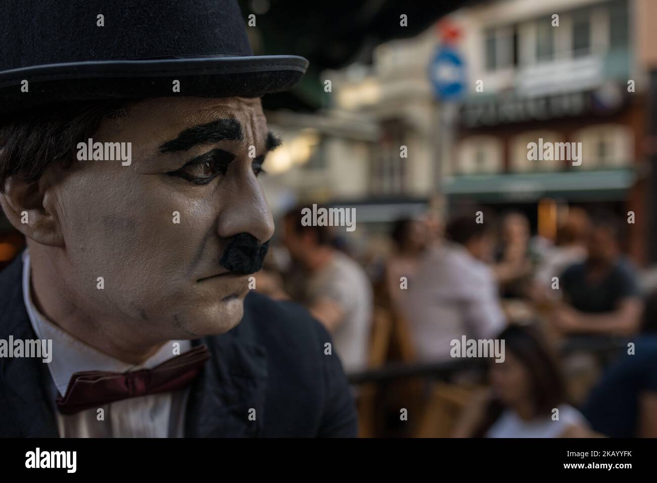 Ein pensionierter Offizier, Mustafa Guneyli, trägt das Kostüm von Charlie Chaplin, schminkt sich jeden Tag auf den Straßen von Kadikoy, Bezirk Istabul, Türkei, am 7. Juli 2018. Er denkt, dass die Menschen auf den Straßen immer so unglücklich oder traurig aussehen, aber alle lächeln, werden überrascht, umarmen oder versuchen, mit ihm Fotos zu machen, wenn sie den lokalen Chaplin in der Nähe sehen. Er ist jetzt der 'Charlie Musti Chaplin' von Kadikoy. (Foto von Erhan Demirtas/NurPhoto) Stockfoto