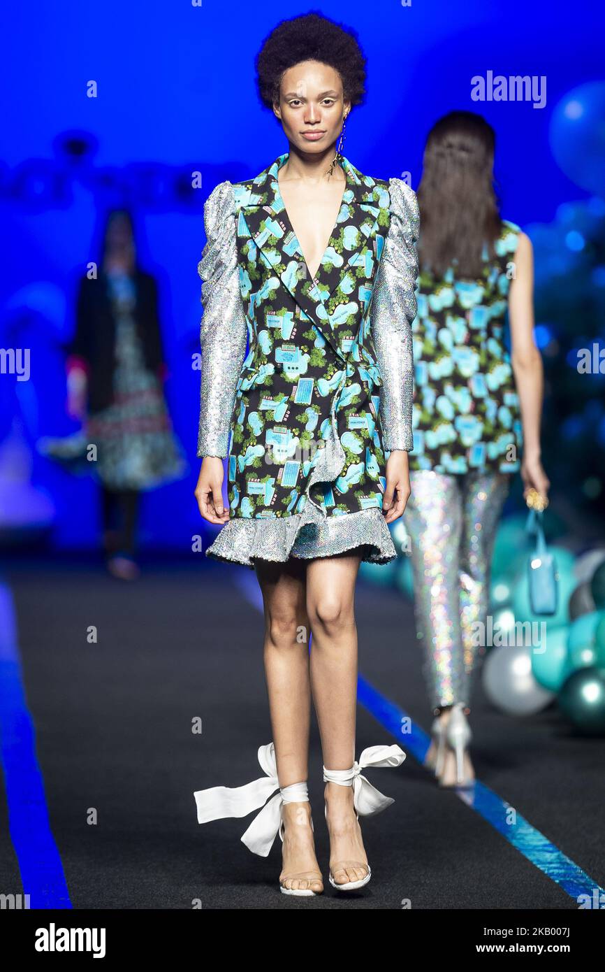 Ein Model läuft auf dem Laufsteg „La Condesa“ während der Mercedes-Benz Madrid Fashion Week Spring/Summer in Madrid, Spanien. 11. Juli 2018. (Foto von Peter Sabok/NurPhoto) Stockfoto