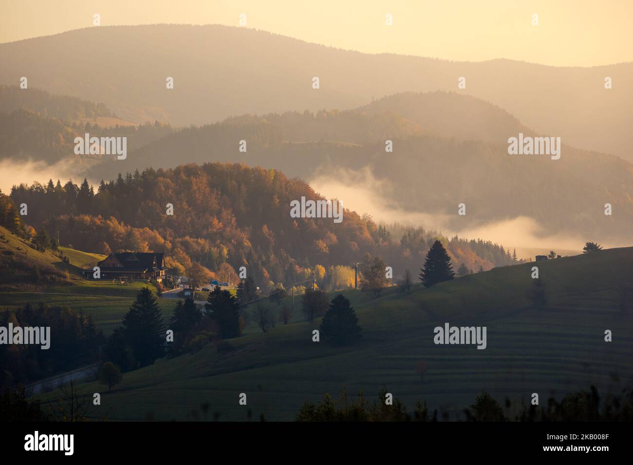 Schöner Weg nach Maly Rozsutec von Biely Potok - in der slowakischen Mala Fatra. Sonniges Herbstpanorama. Stockfoto