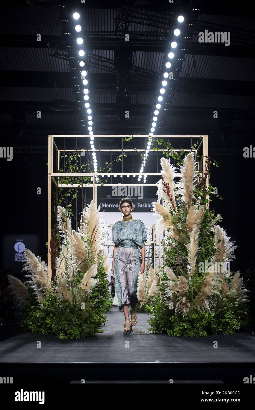 Ein Model läuft auf dem Laufsteg „Inunez“ während der Mercedes-Benz Madrid Fashion Week Spring/Summer in Madrid, Spanien. 10. Juli 2018. (Foto von Peter Sabok/NurPhoto) Stockfoto