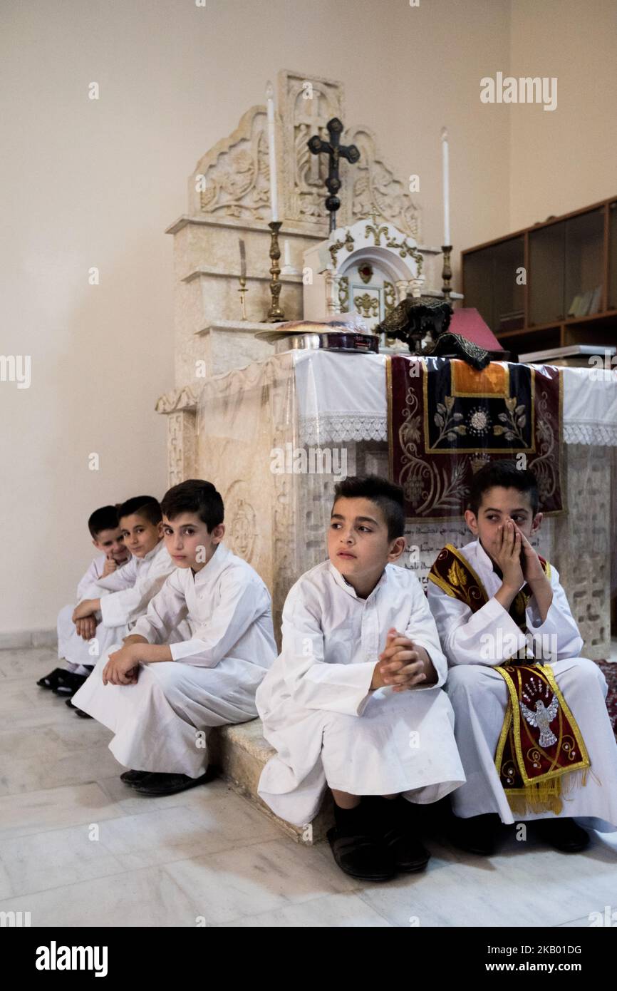 Christian von der Gemeinde Mariam al-Adra in ihrer Kirche in Qamischli in Syrien (Foto: Sebastian Backhaus/NurPhoto) Stockfoto