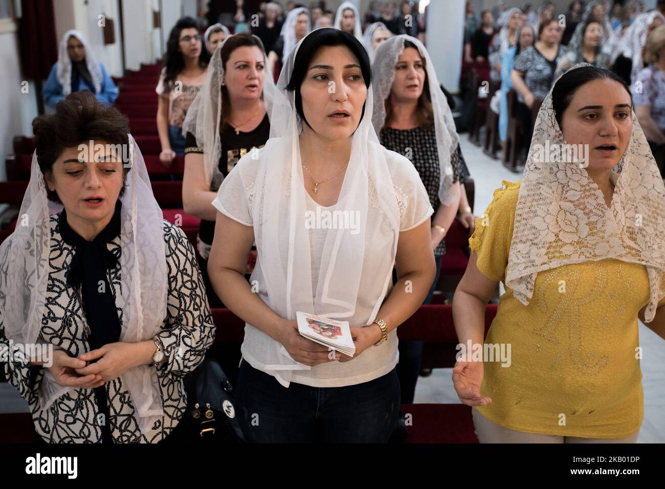 Christian von der Gemeinde Mariam al-Adra in ihrer Kirche in Qamischli in Syrien (Foto: Sebastian Backhaus/NurPhoto) Stockfoto