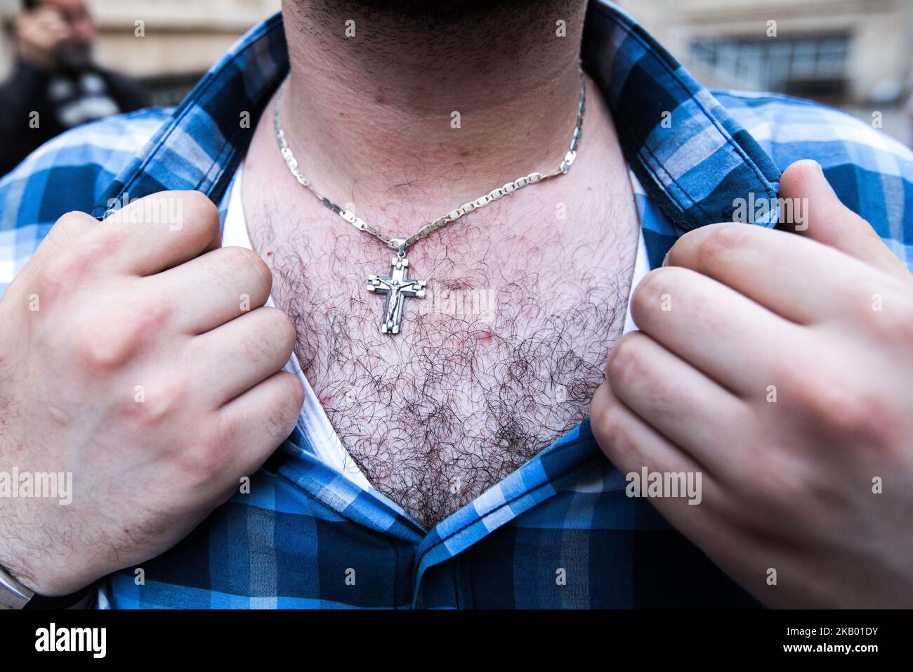 Christian von der Gemeinde Mariam al-Adra in ihrer Kirche in Qamischli in Syrien (Foto: Sebastian Backhaus/NurPhoto) Stockfoto