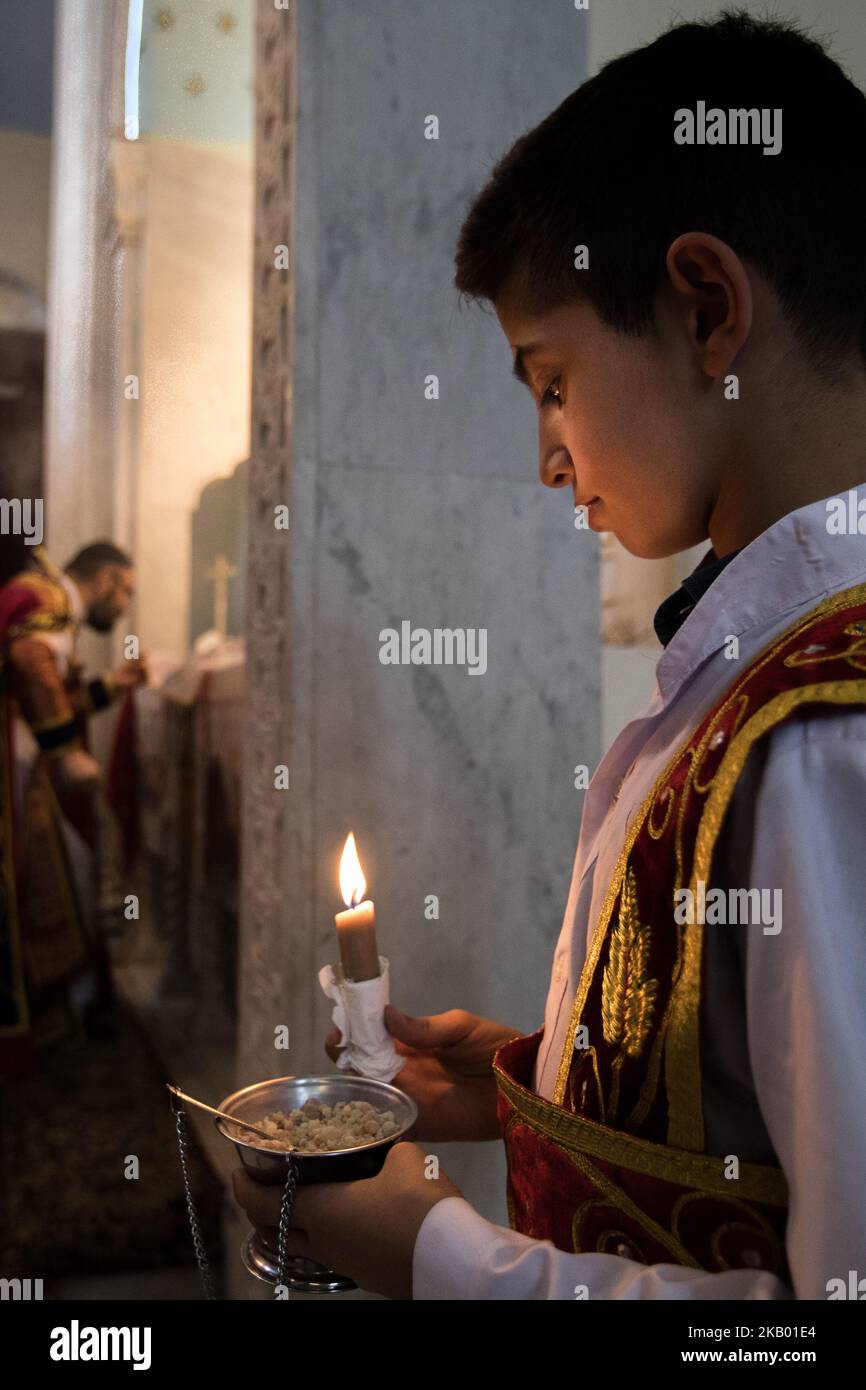 Christian von der Gemeinde Mariam al-Adra in ihrer Kirche in Qamischli in Syrien (Foto: Sebastian Backhaus/NurPhoto) Stockfoto