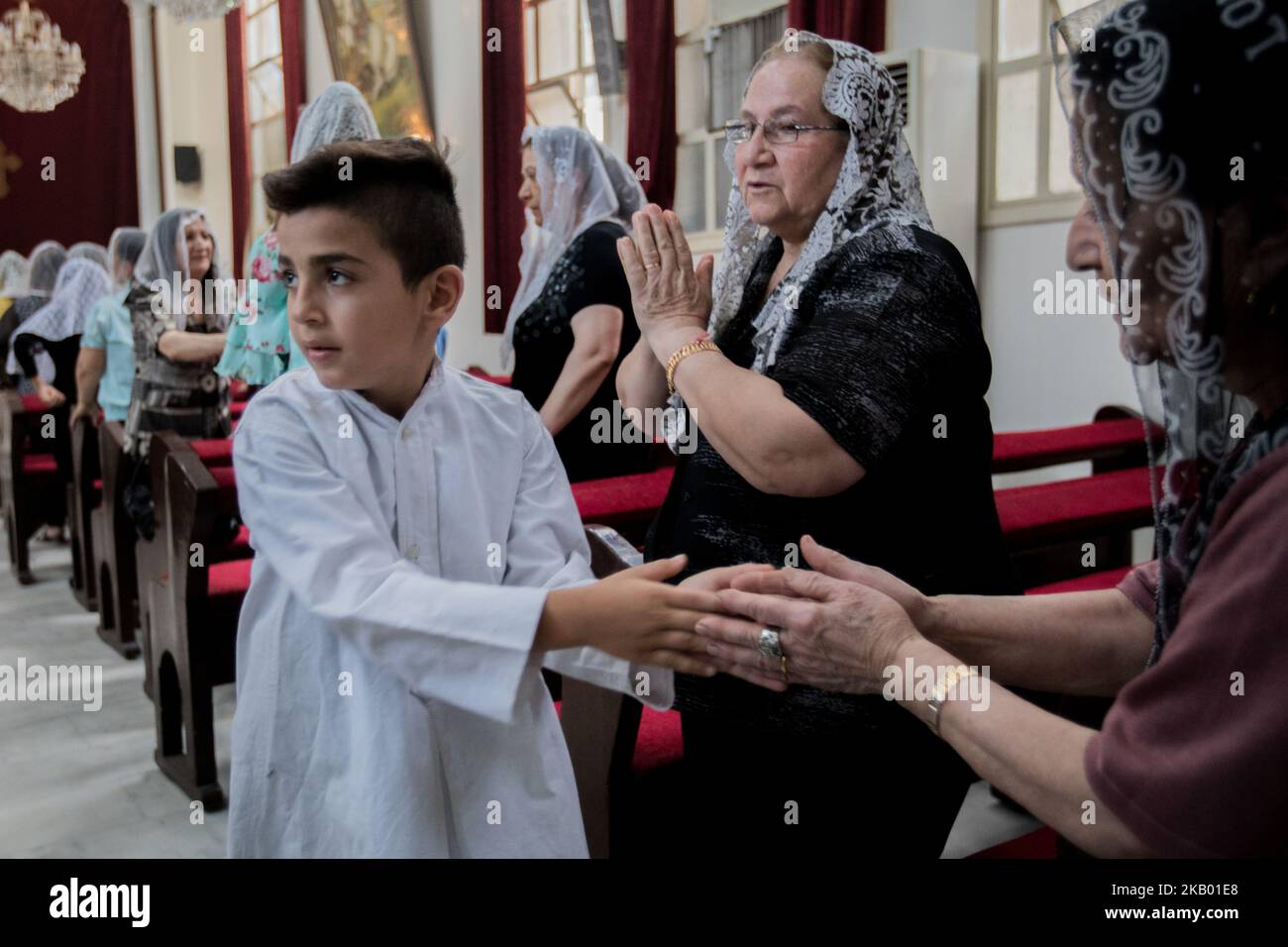 Christian von der Gemeinde Mariam al-Adra in ihrer Kirche in Qamischli in Syrien (Foto: Sebastian Backhaus/NurPhoto) Stockfoto