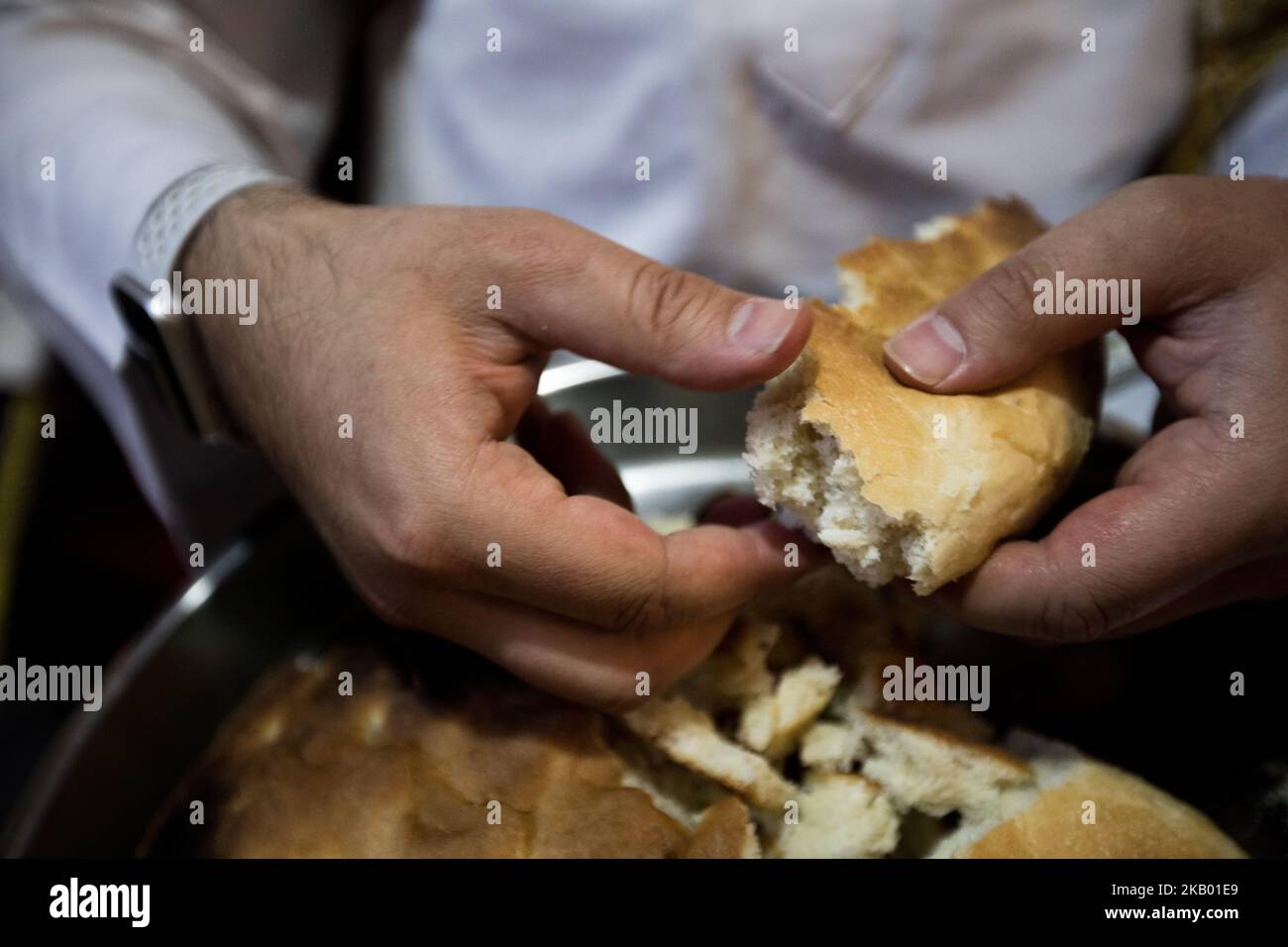 Christian von der Gemeinde Mariam al-Adra in ihrer Kirche in Qamischli in Syrien (Foto: Sebastian Backhaus/NurPhoto) Stockfoto