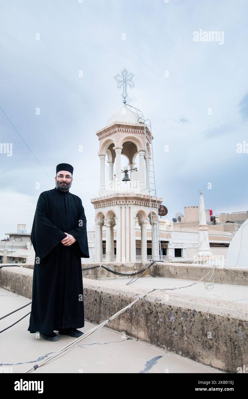 Abuna Saliba auf dem Dach seiner Kirche 'Mariam al-Adra' in Qamischli in Syrien (Foto: Sebastian Backhaus/NurPhoto) Stockfoto