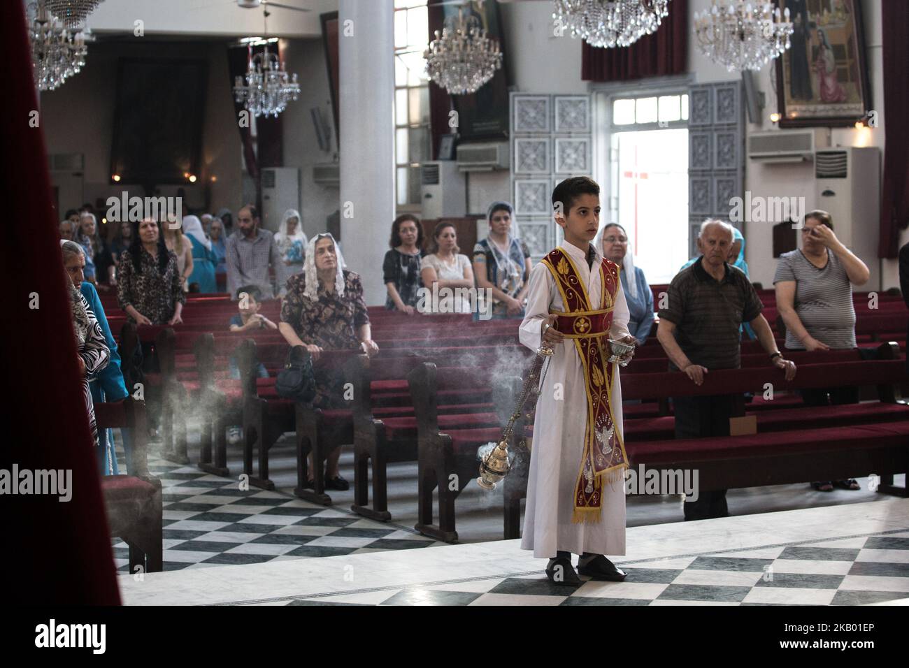 Christian von der Gemeinde Mariam al-Adra in ihrer Kirche in Qamischli in Syrien (Foto: Sebastian Backhaus/NurPhoto) Stockfoto