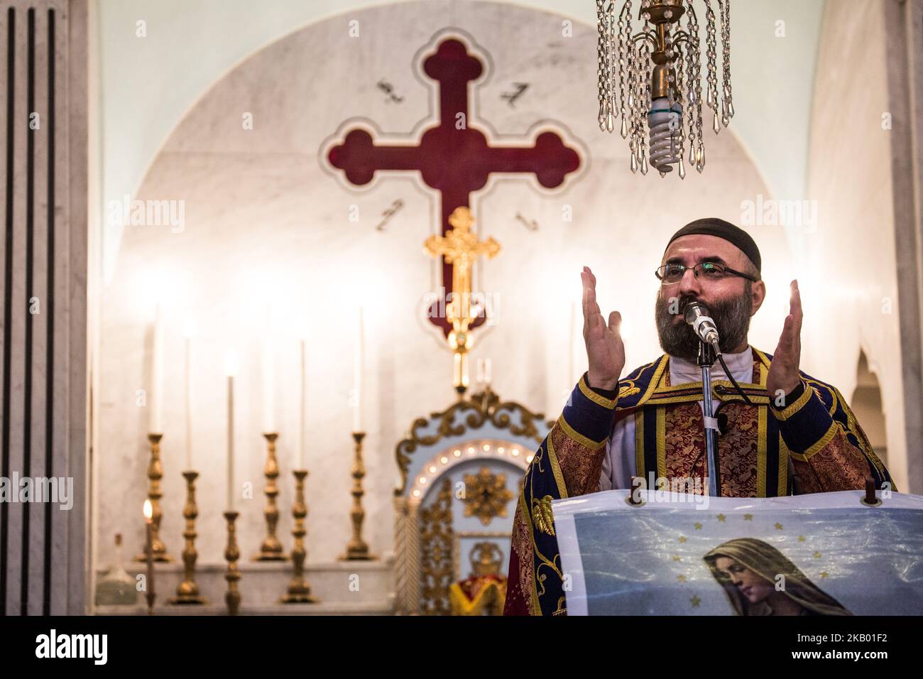 Der Pfarrer der Gemeinde 'Mariam al-Adra' Abuna Saliba in seiner Kirche in Qamischli in Syrien (Foto: Sebastian Backhaus/NurPhoto) Stockfoto