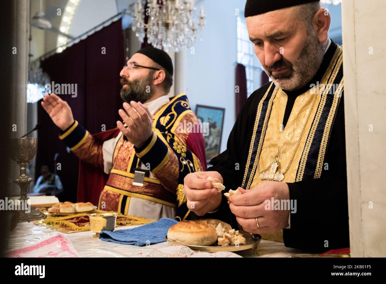Der Pfarrer der Gemeinde 'Mariam al-Adra' Abuna Saliba in seiner Kirche in Qamischli in Syrien (Foto: Sebastian Backhaus/NurPhoto) Stockfoto