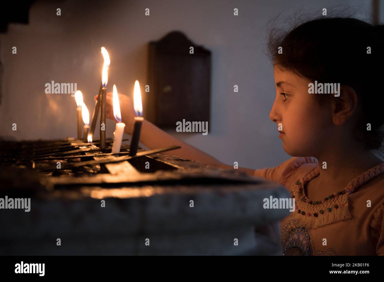 Christian von der Gemeinde Mariam al-Adra in ihrer Kirche in Qamischli in Syrien (Foto: Sebastian Backhaus/NurPhoto) Stockfoto