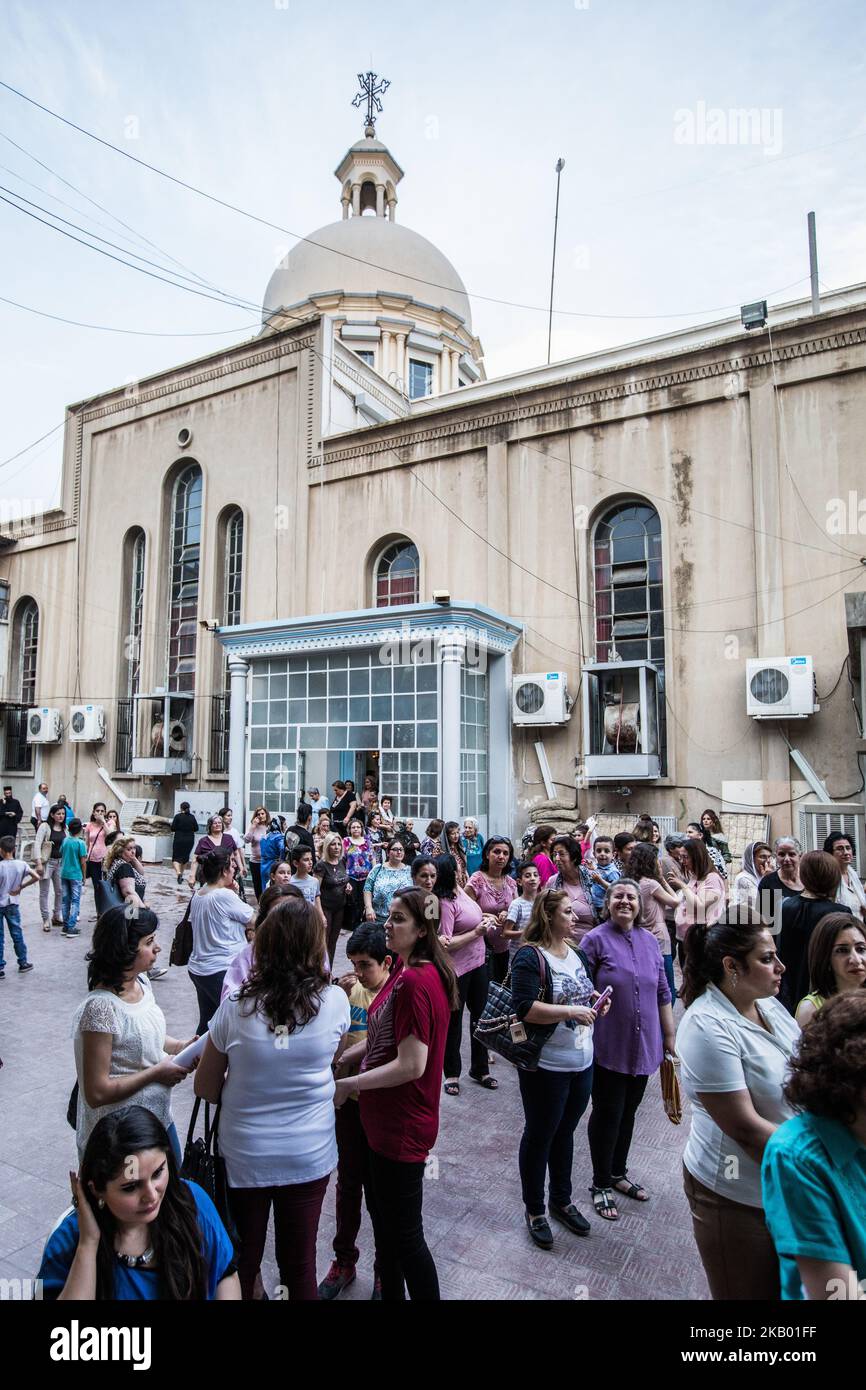 Christian von der Gemeinde Mariam al-Adra in ihrer Kirche in Qamischli in Syrien (Foto: Sebastian Backhaus/NurPhoto) Stockfoto