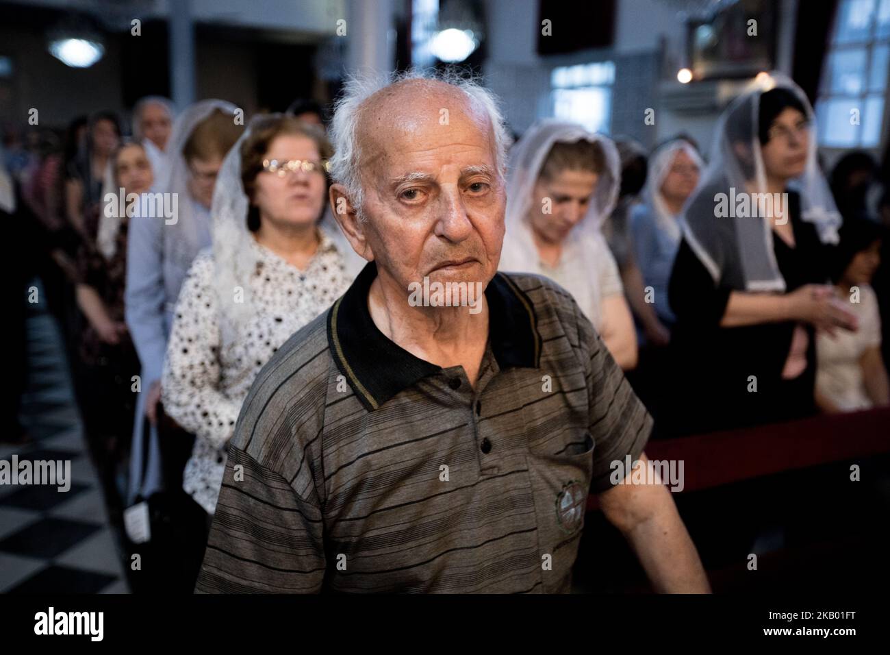 Christian von der Gemeinde Mariam al-Adra in ihrer Kirche in Qamischli in Syrien (Foto: Sebastian Backhaus/NurPhoto) Stockfoto