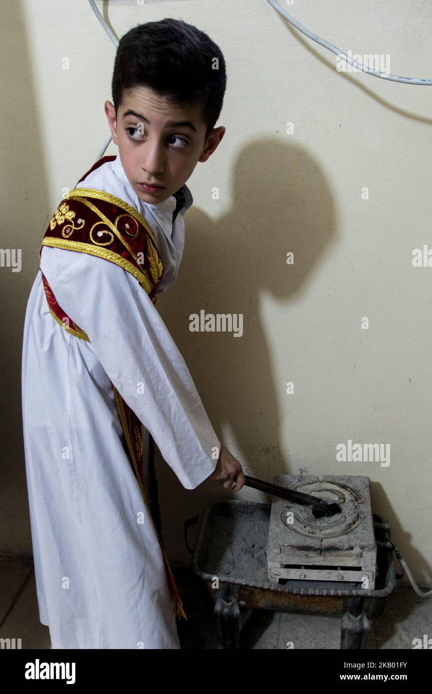 Christian von der Gemeinde Mariam al-Adra in ihrer Kirche in Qamischli in Syrien (Foto: Sebastian Backhaus/NurPhoto) Stockfoto