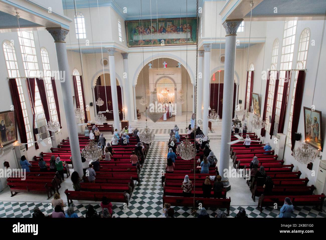 Christian von der Gemeinde Mariam al-Adra in ihrer Kirche in Qamischli in Syrien (Foto: Sebastian Backhaus/NurPhoto) Stockfoto