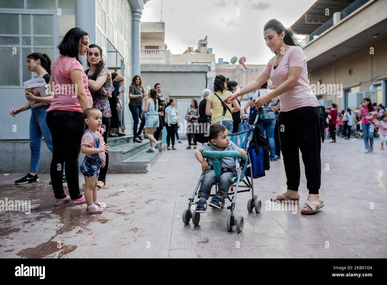 Christian von der Gemeinde Mariam al-Adra in ihrer Kirche in Qamischli in Syrien (Foto: Sebastian Backhaus/NurPhoto) Stockfoto