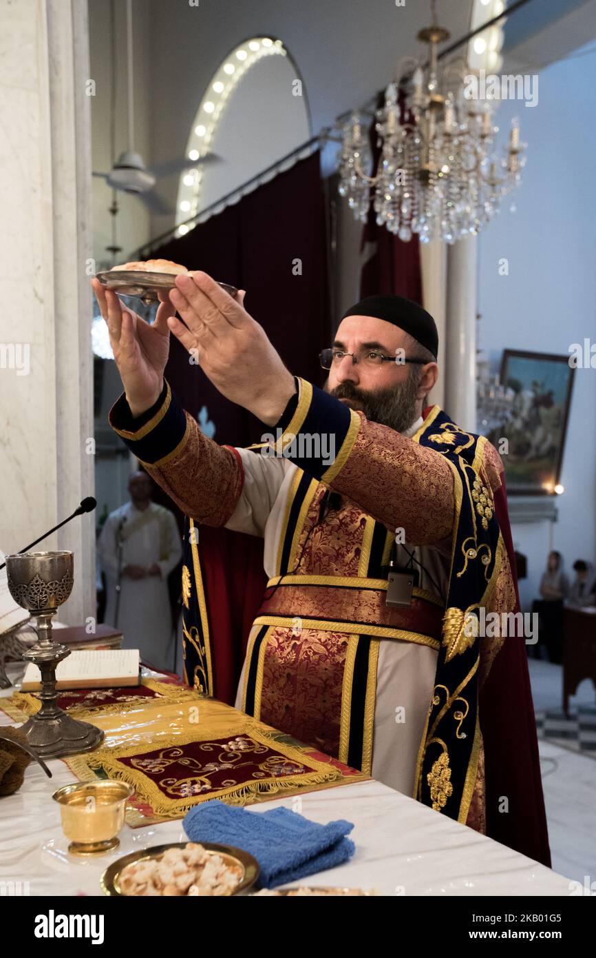 Der Pfarrer der Gemeinde 'Mariam al-Adra' Abuna Saliba in seiner Kirche in Qamischli in Syrien (Foto: Sebastian Backhaus/NurPhoto) Stockfoto
