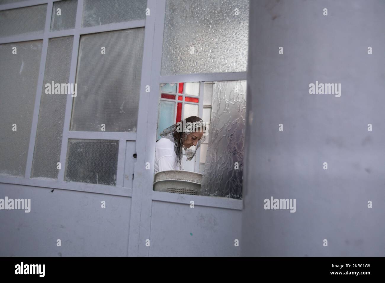 Christian von der Gemeinde Mariam al-Adra in ihrer Kirche in Qamischli in Syrien (Foto: Sebastian Backhaus/NurPhoto) Stockfoto