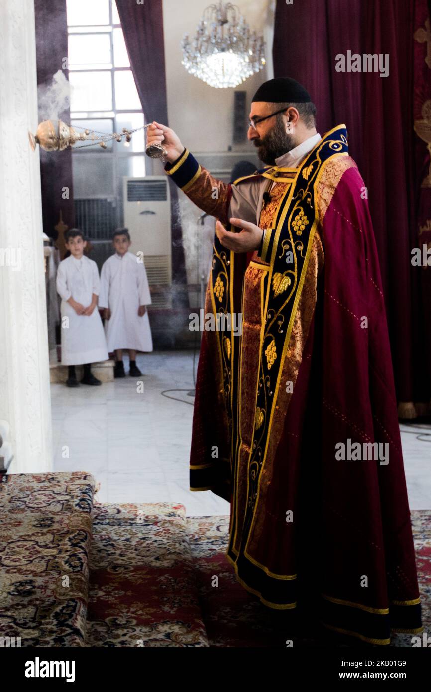 Der Pfarrer der Gemeinde 'Mariam al-Adra' Abuna Saliba in seiner Kirche in Qamischli in Syrien (Foto: Sebastian Backhaus/NurPhoto) Stockfoto
