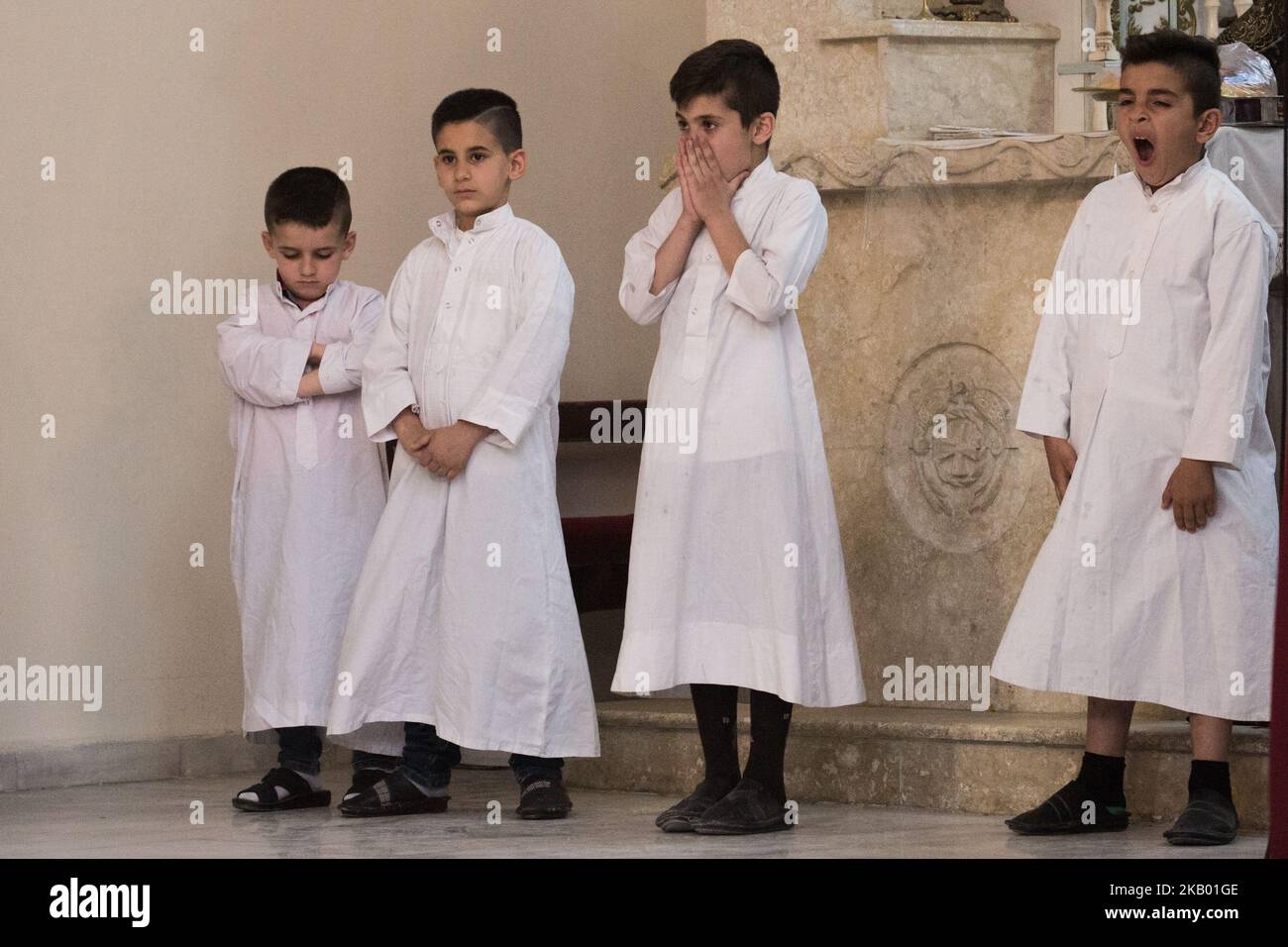 Christian von der Gemeinde Mariam al-Adra in ihrer Kirche in Qamischli in Syrien (Foto: Sebastian Backhaus/NurPhoto) Stockfoto