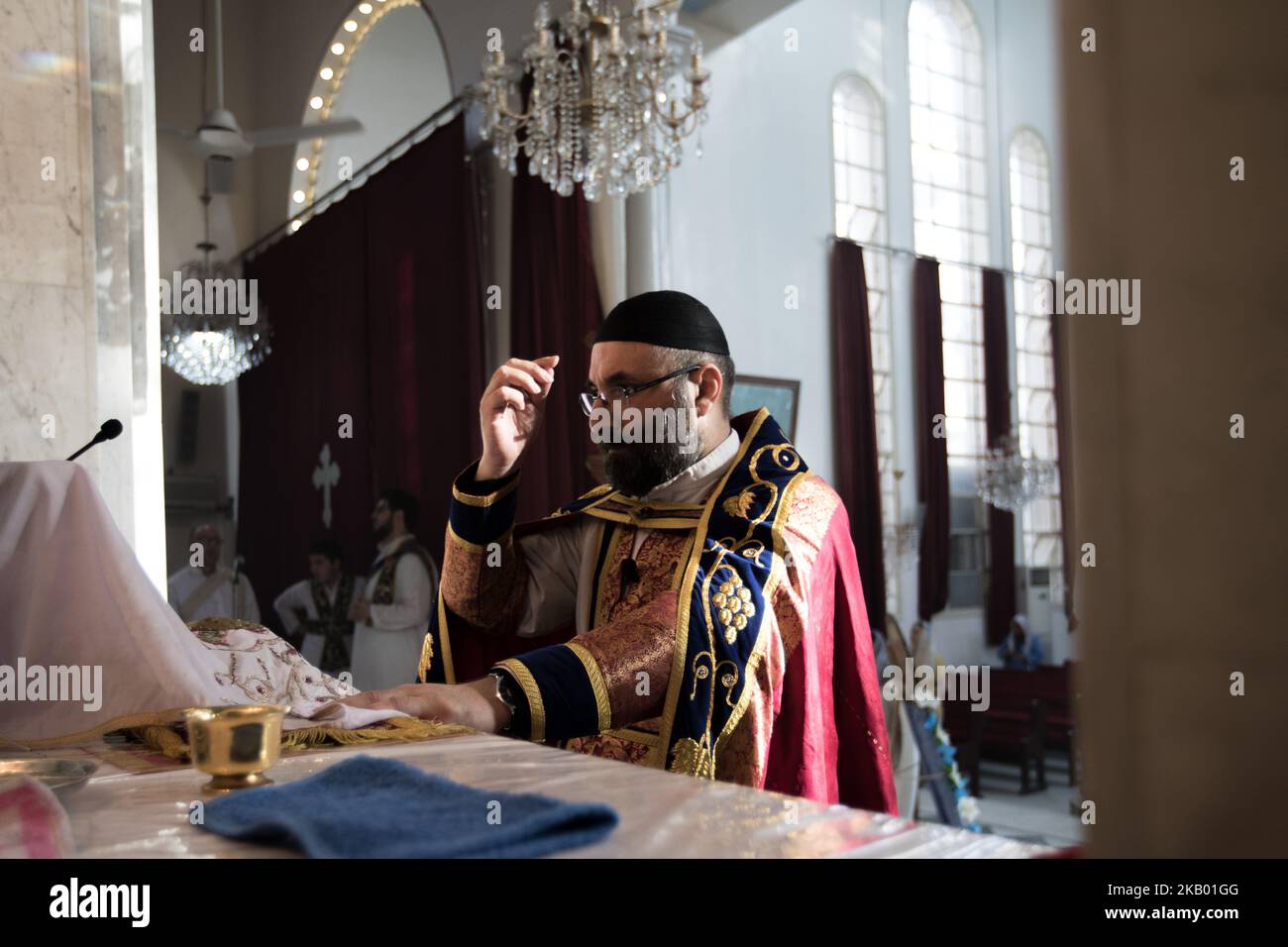 Der Pfarrer der Gemeinde 'Mariam al-Adra' Abuna Saliba in seiner Kirche in Qamischli in Syrien (Foto: Sebastian Backhaus/NurPhoto) Stockfoto