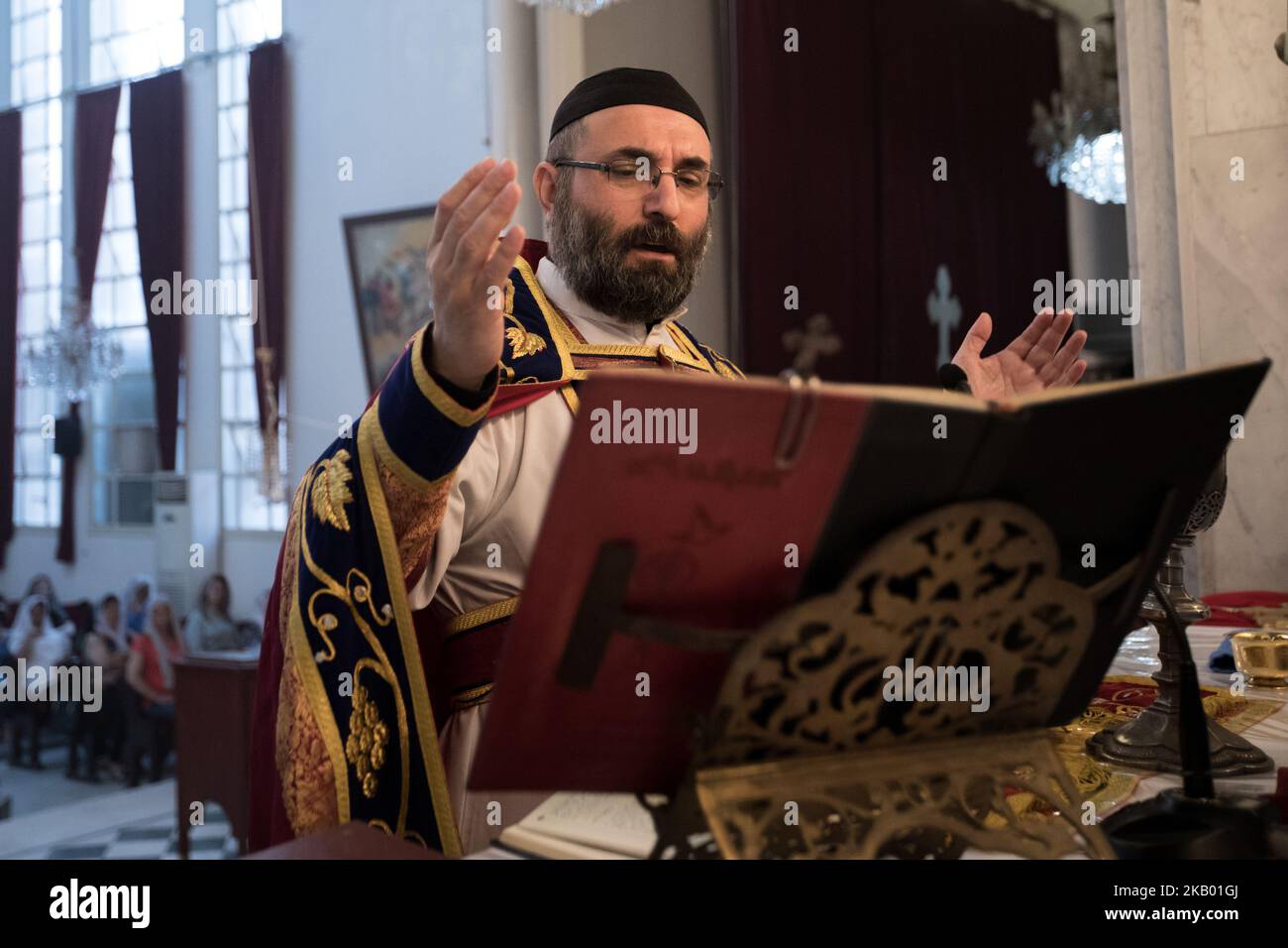 Der Pfarrer der Gemeinde 'Mariam al-Adra' Abuna Saliba in seiner Kirche in Qamischli in Syrien (Foto: Sebastian Backhaus/NurPhoto) Stockfoto