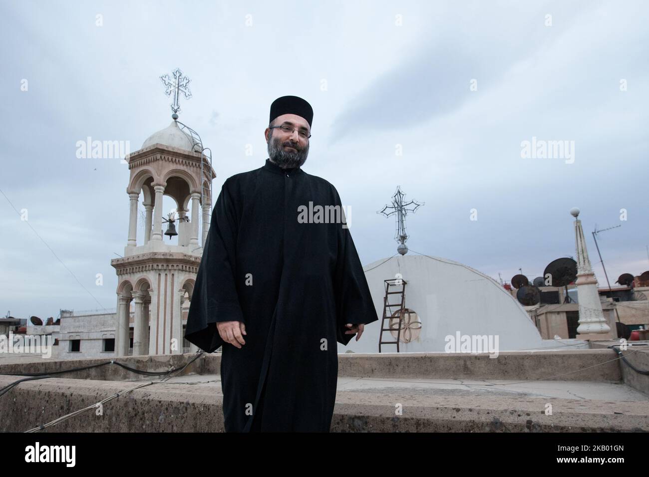Abuna Saliba auf dem Dach seiner Kirche 'Mariam al-Adra' in Qamischli in Syrien (Foto: Sebastian Backhaus/NurPhoto) Stockfoto