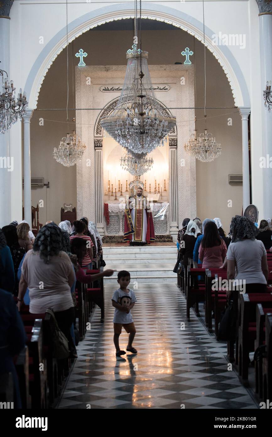 Christian von der Gemeinde Mariam al-Adra in ihrer Kirche in Qamischli in Syrien (Foto: Sebastian Backhaus/NurPhoto) Stockfoto
