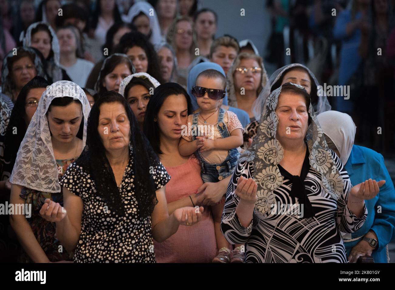 Christian von der Gemeinde Mariam al-Adra in ihrer Kirche in Qamischli in Syrien (Foto: Sebastian Backhaus/NurPhoto) Stockfoto