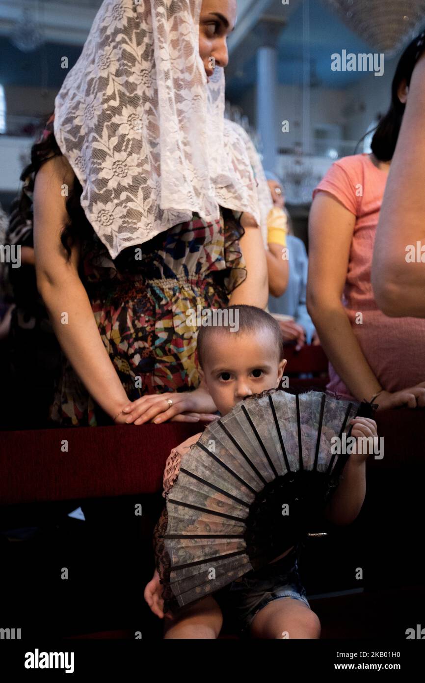 Christian von der Gemeinde Mariam al-Adra in ihrer Kirche in Qamischli in Syrien (Foto: Sebastian Backhaus/NurPhoto) Stockfoto