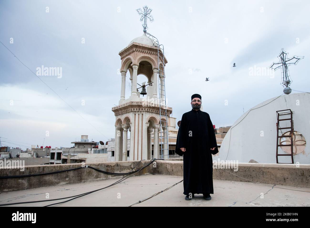 Abuna Saliba auf dem Dach seiner Kirche 'Mariam al-Adra' in Qamischli in Syrien (Foto: Sebastian Backhaus/NurPhoto) Stockfoto